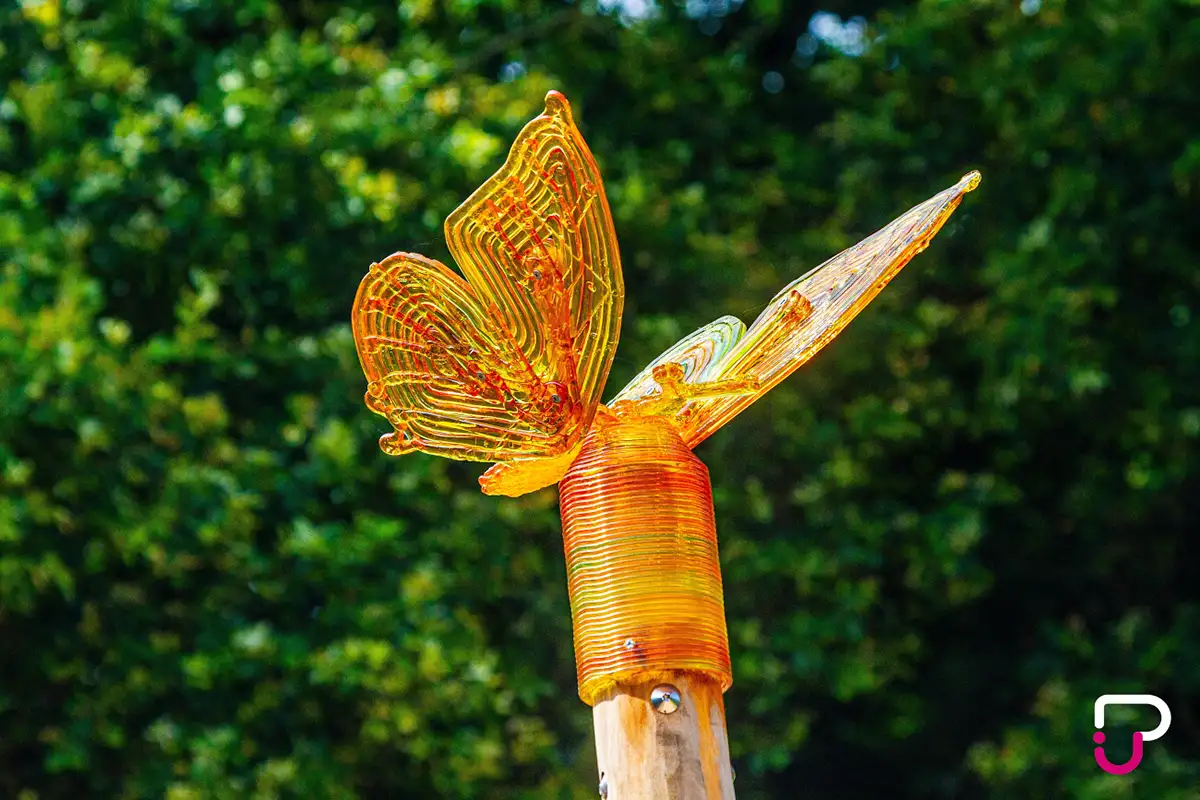 Papillon en matériaux recyclés (PIC)